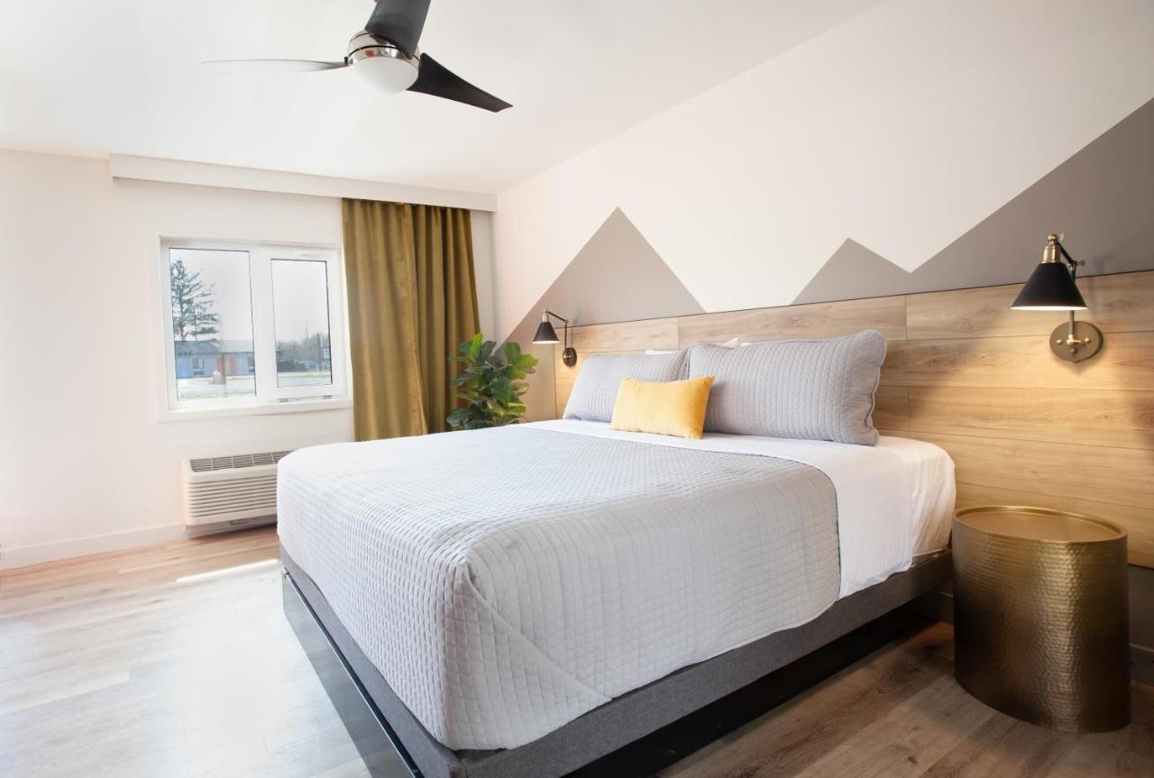 Hotel 4411 &